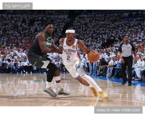 爱德华兹持球投突俱佳！关键回合连续致命三分，全场狂欢的篮球英雄